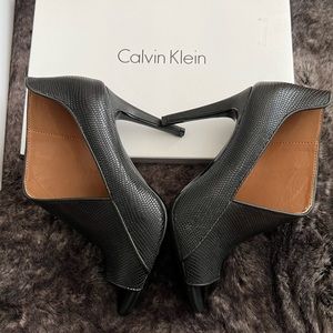 BRAND NEW NEVER WORN  size 5 Calvin Klein ankle boot. Shooties